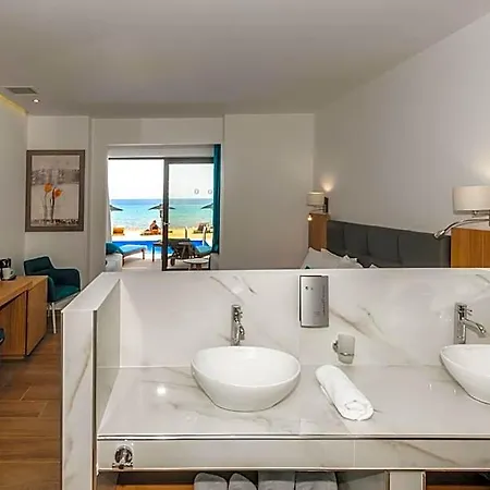 Cavo Orient & 4*